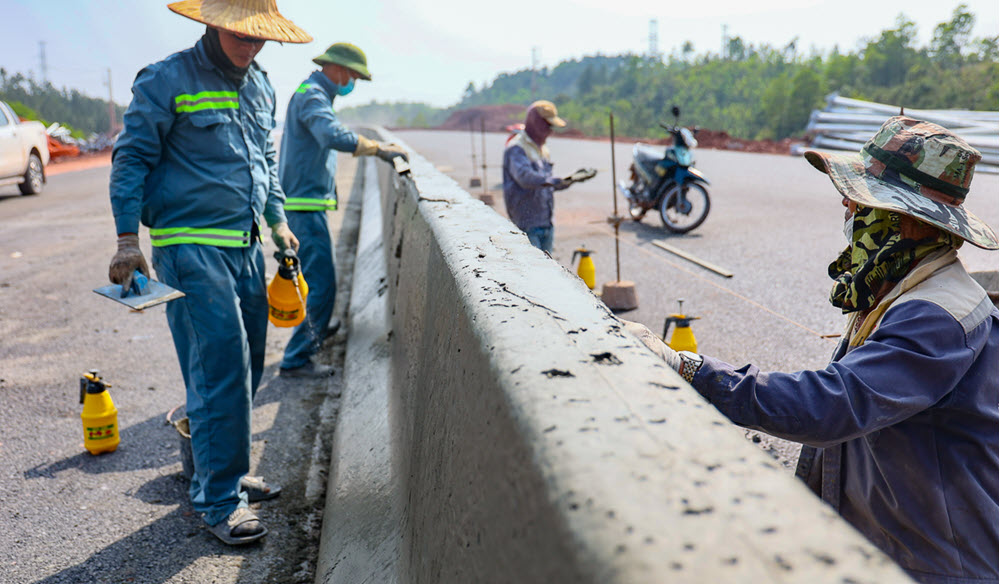 Đơn vị thi công vệ sinh, hoàn thiện giải phân cách cứng trên tuyến cao tốc