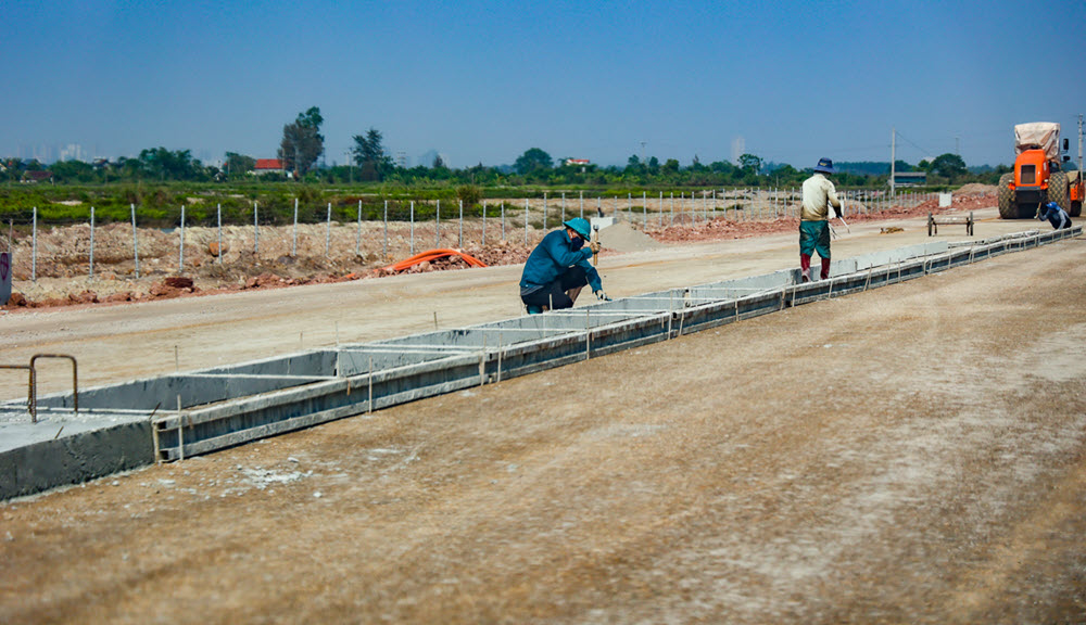 Nhiều vị trí trên tuyến cao tốc có địa hình phức tạp qua khu vực đầm lầy, nền đất yếu… nên quá trình thi công gặp không ít khó khăn
